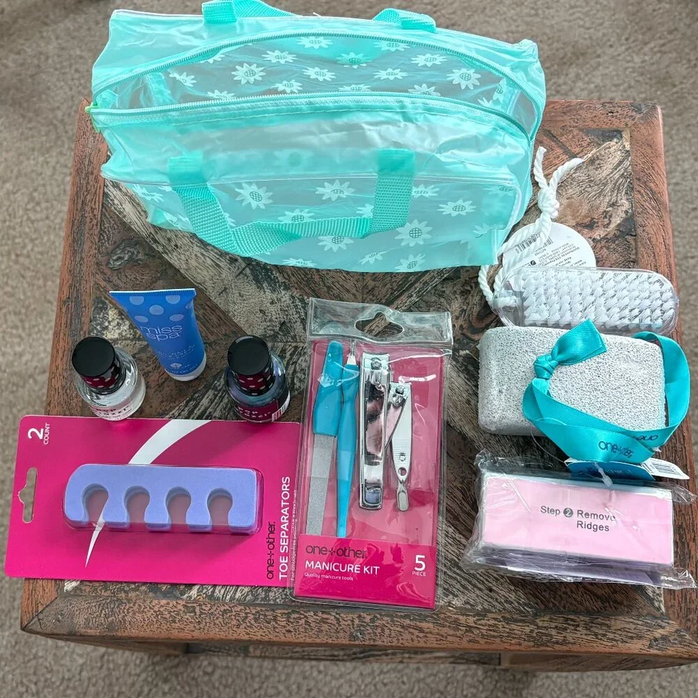 NWOT: One + Other and Pop.arazzi Nail Spa Gift Travel Set
